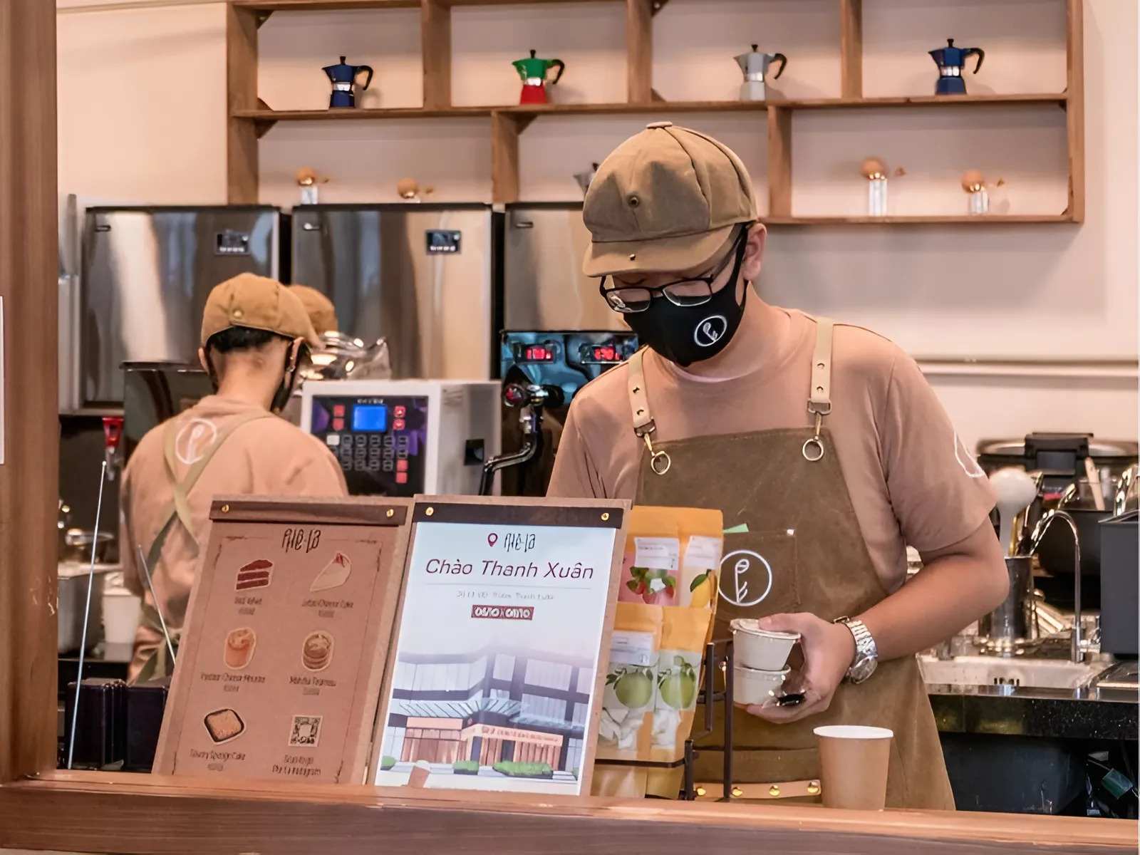 Nón đồng phục Phê La cũng đồng bộ với đồng phục