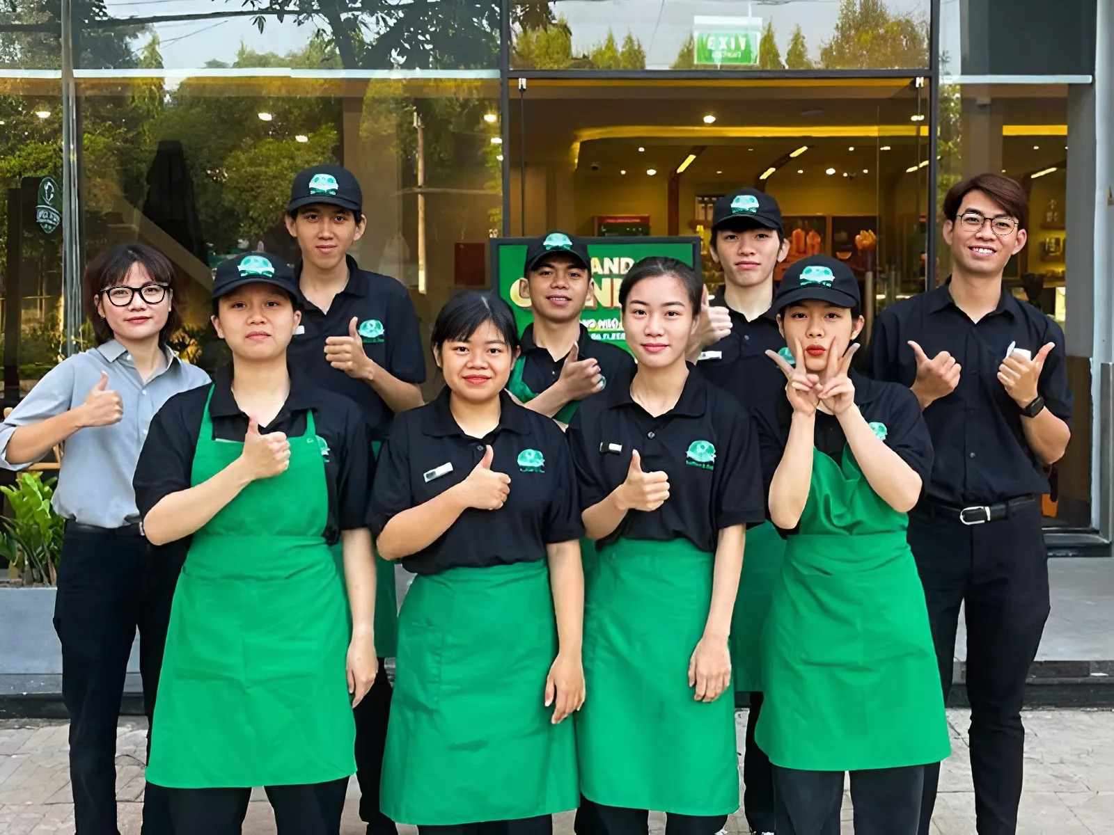 Nón đồng phục Phúc Long nổi bật với logo ở giữa