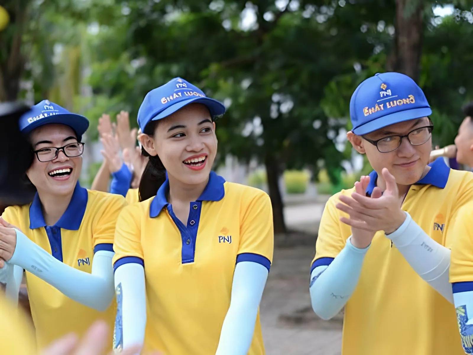 Bạn cần lưu ý chọn chất liệu phù hợp cho nón đồng phục