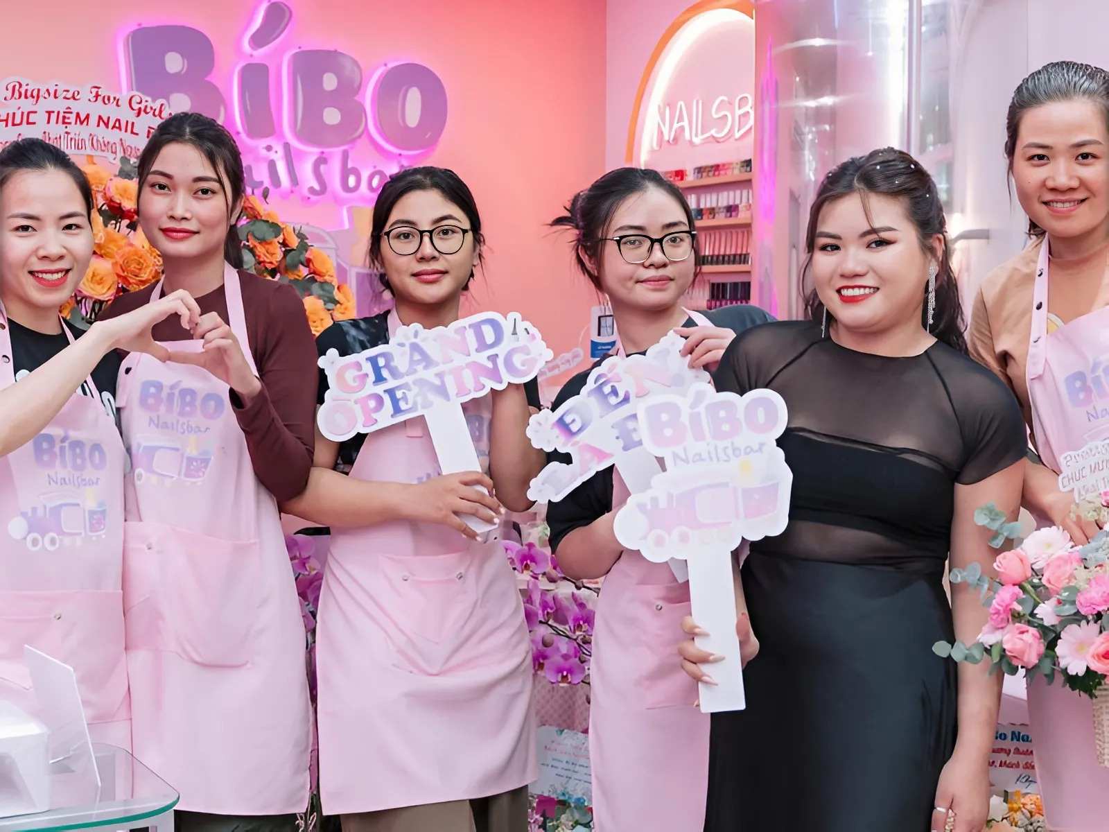 Tạp dề tiệm nails, salon thể hiện tinh thần của thương hiệu