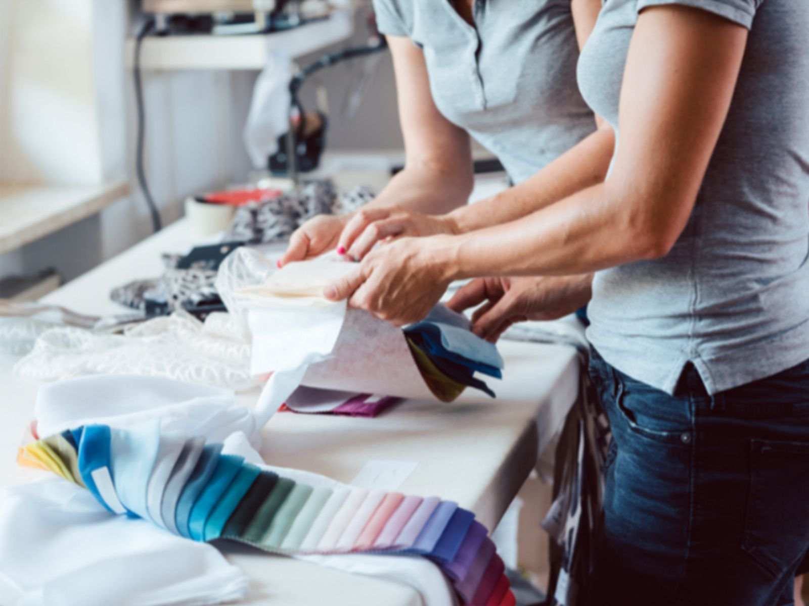 Nhất Khoa luôn kiểm tra kỹ chất liệu vải trước khi tiến hành may