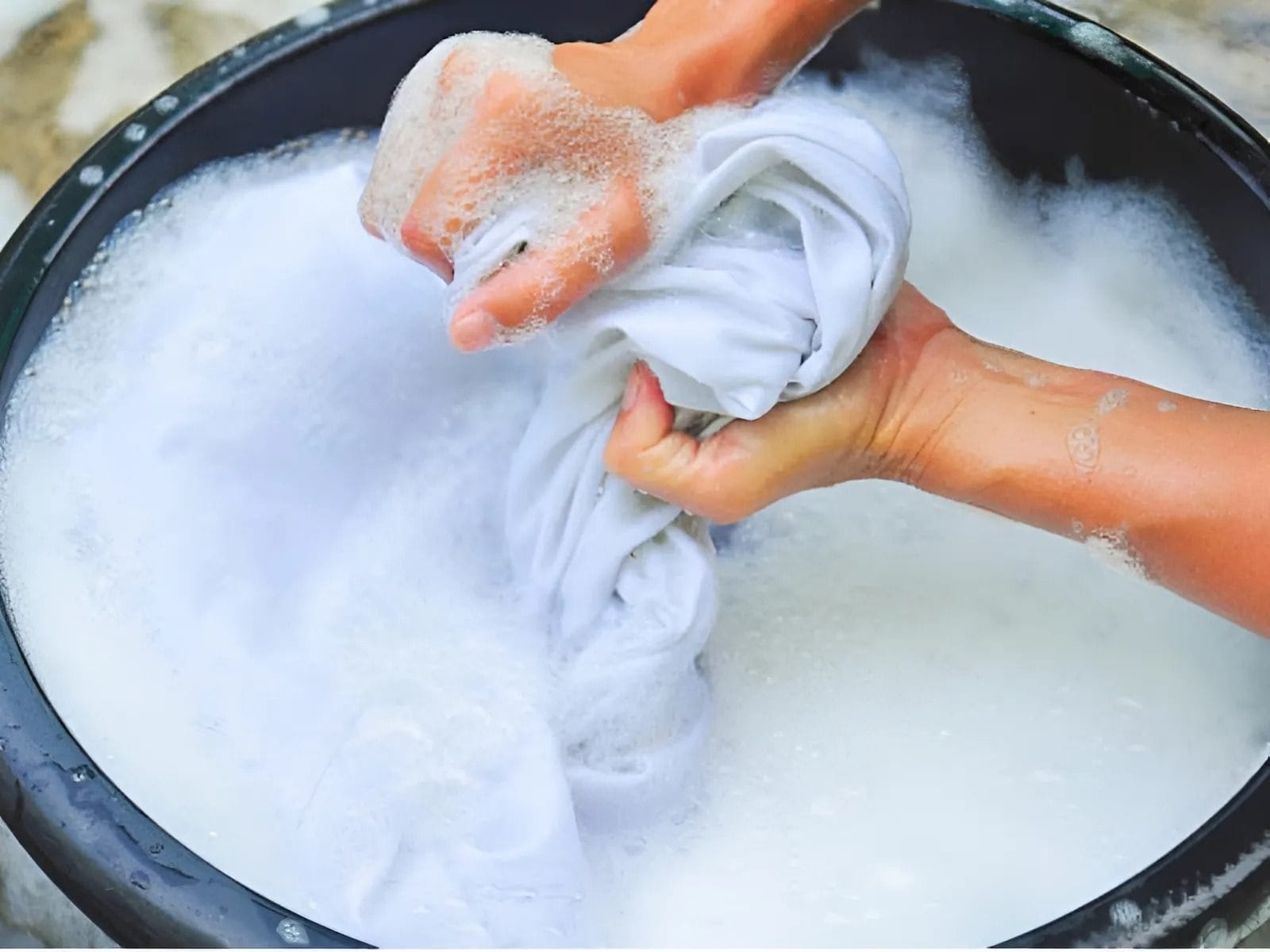 Bạn cần giặt áo với túi giặt hoặc giặt tay để tránh hư hỏng