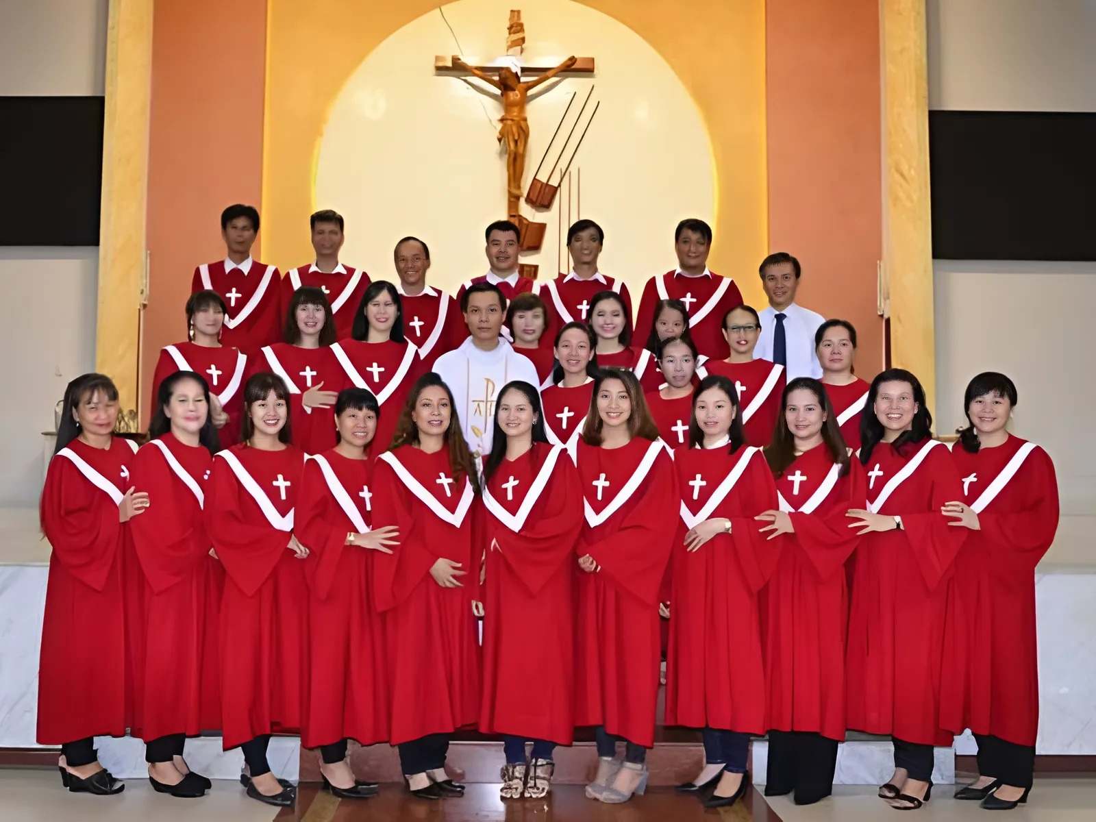 Khi diện áo đồng phục, mỗi thành viên ca đoàn bình tâm hơn