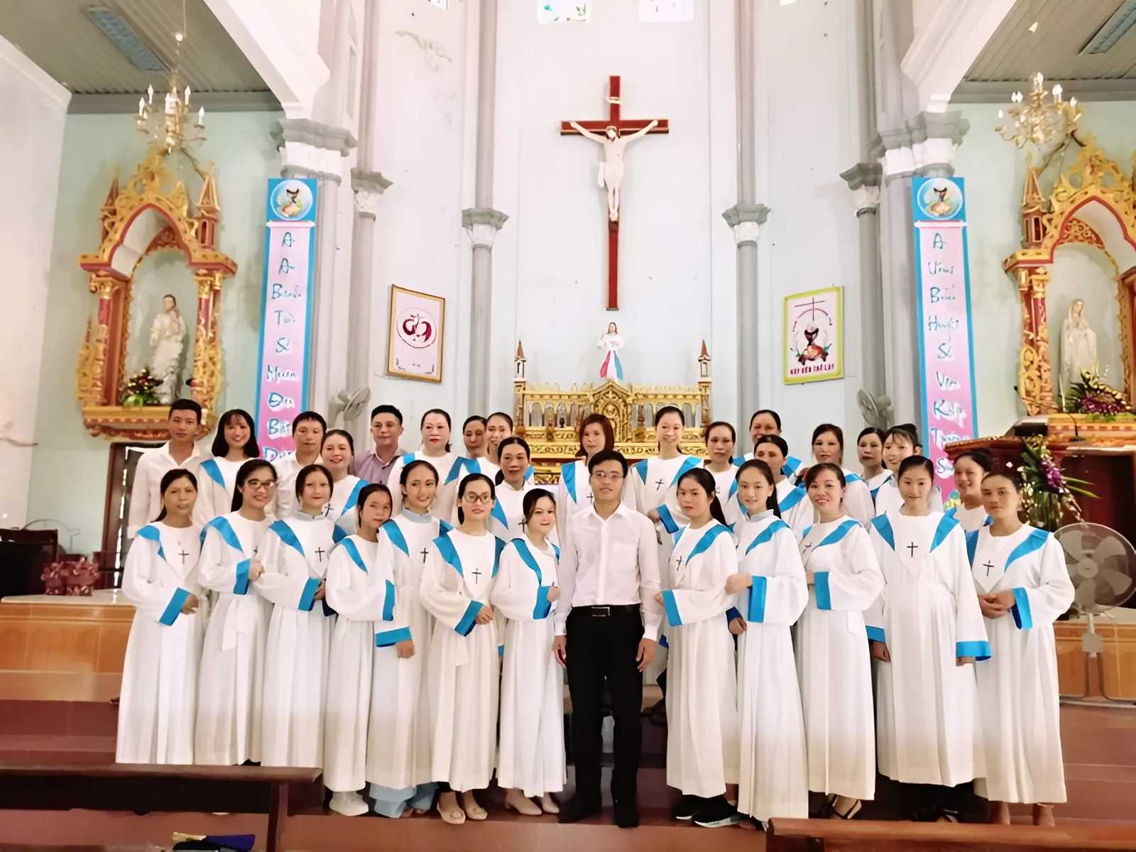 Áo đồng phục chỉn chu giúp buổi biểu diễn thêm trọn vẹn