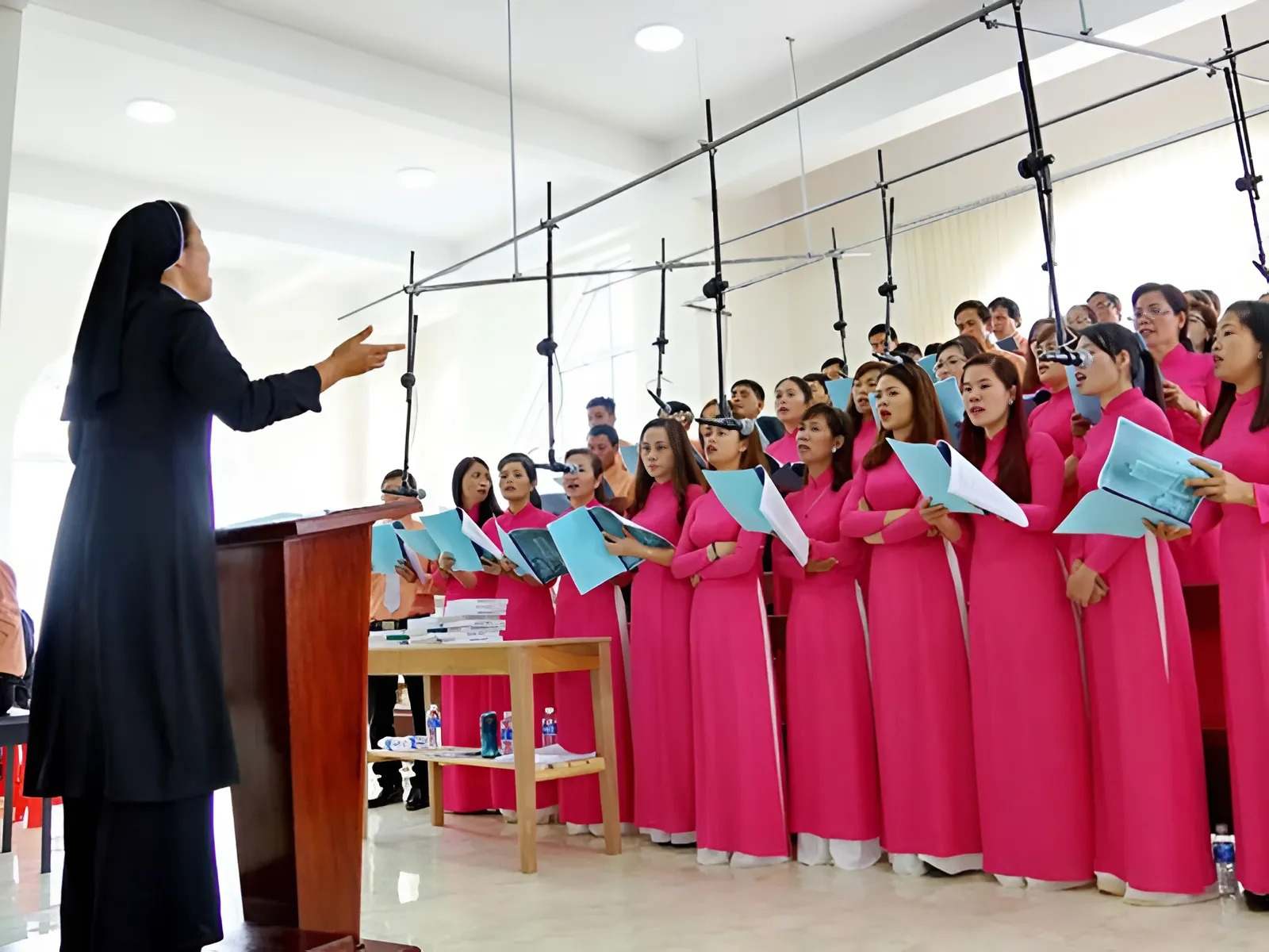 Áo dài truyền thống nhã nhặn và sang trọng