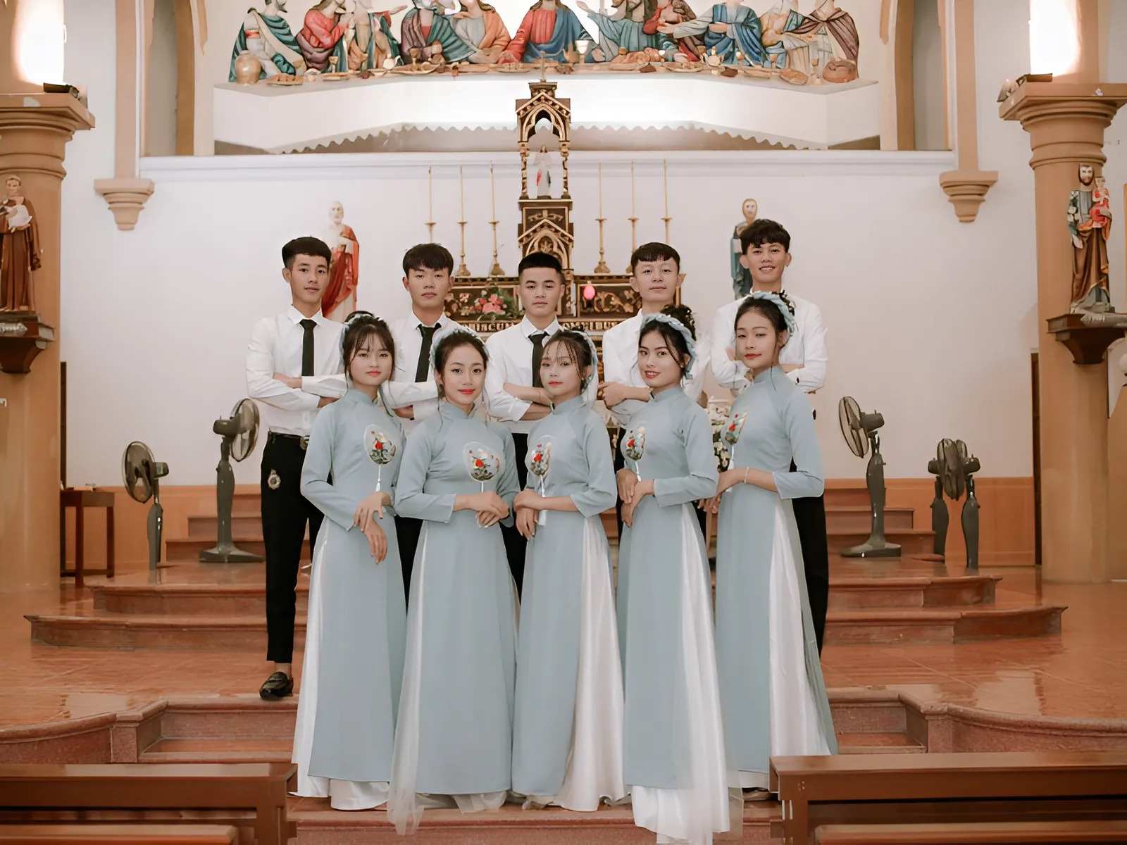 Áo sơ mi là lựa chọn của nhiều bạn trẻ khi tham gia ca đoàn