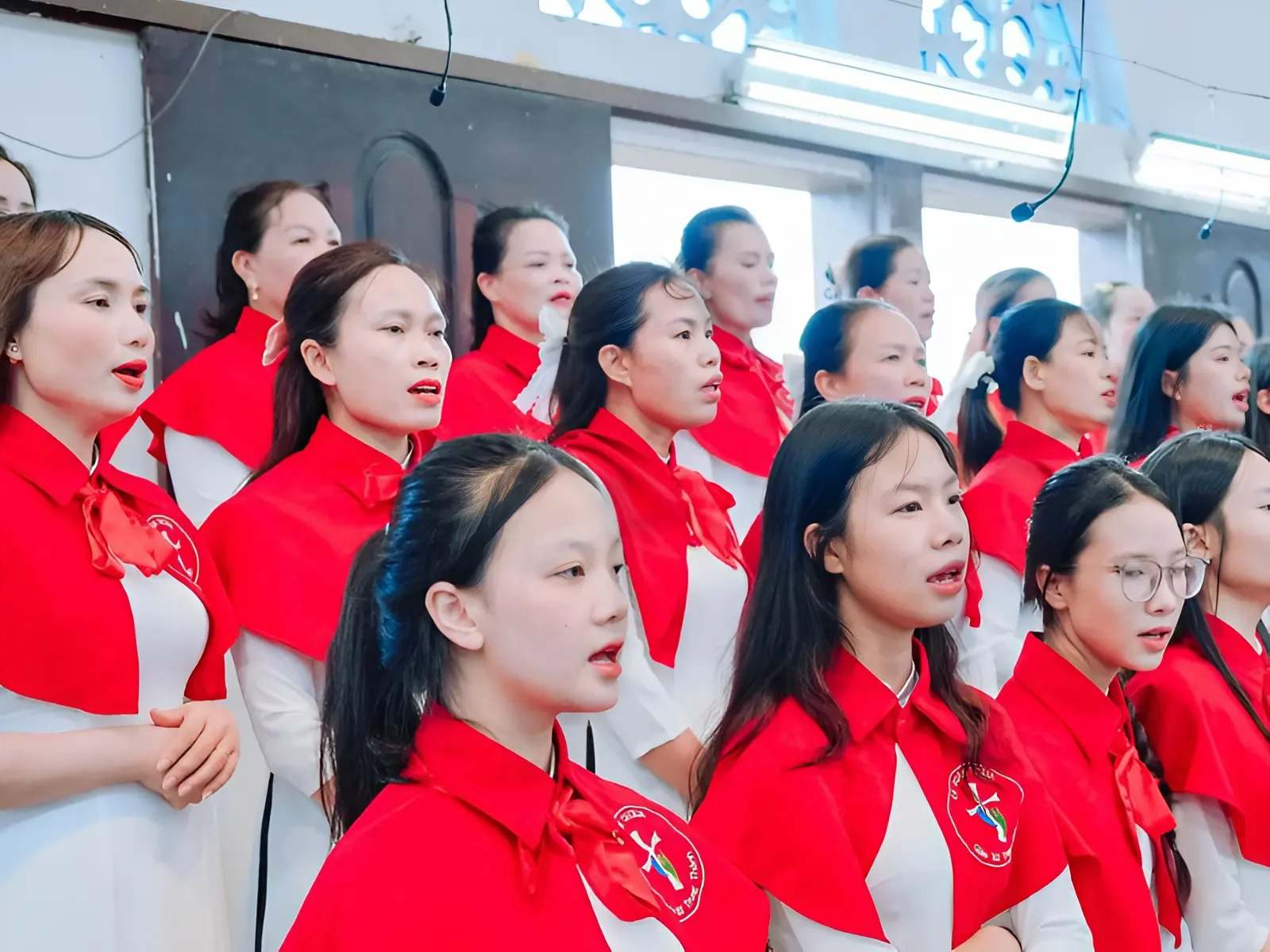 Kiểu dáng áo cần được lựa chọn theo quy định của nhà thờ