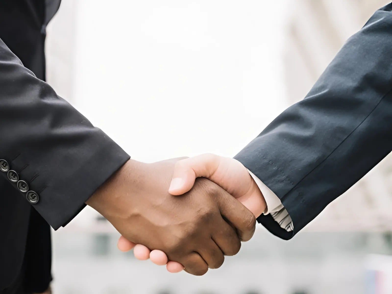 Sau khi đi đến thỏa thuận, bạn hãy tiến hành đặt hàng và theo dõi sản xuất