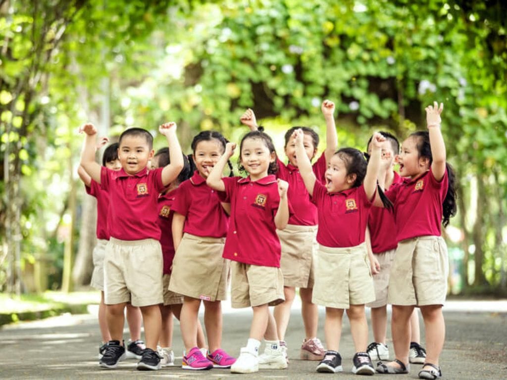 Kiểu dáng đồng phục học sinh mầm non cần đơn giản và thoải mái