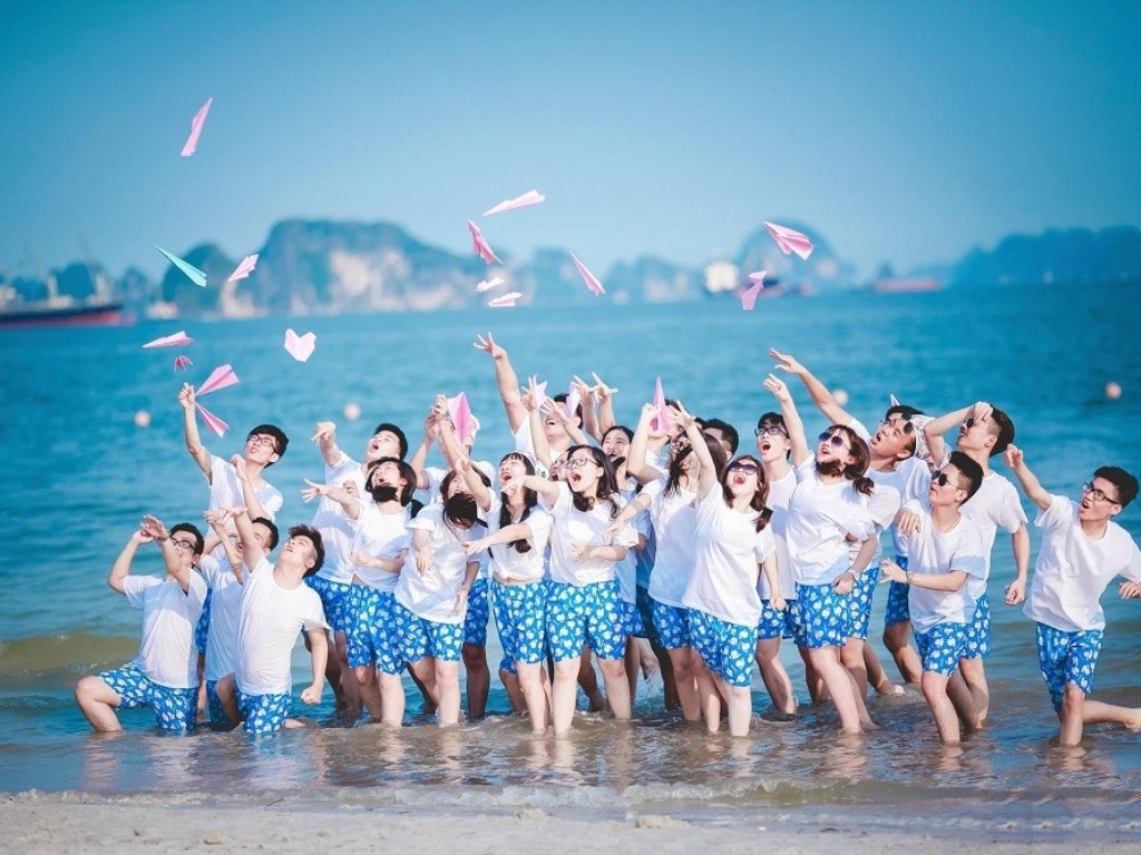 Bạn nên chọn các màu sắc tươi sáng, rực rỡ phù hợp với không khí mùa hè