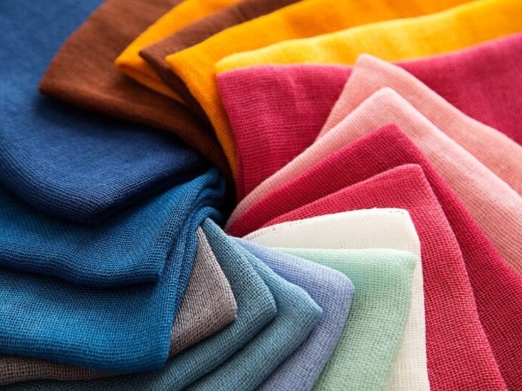 Đồng phục họp lớp có chất liệu cotton sẽ đảm bảo sự thoải mái, dễ chịu cho người mặc