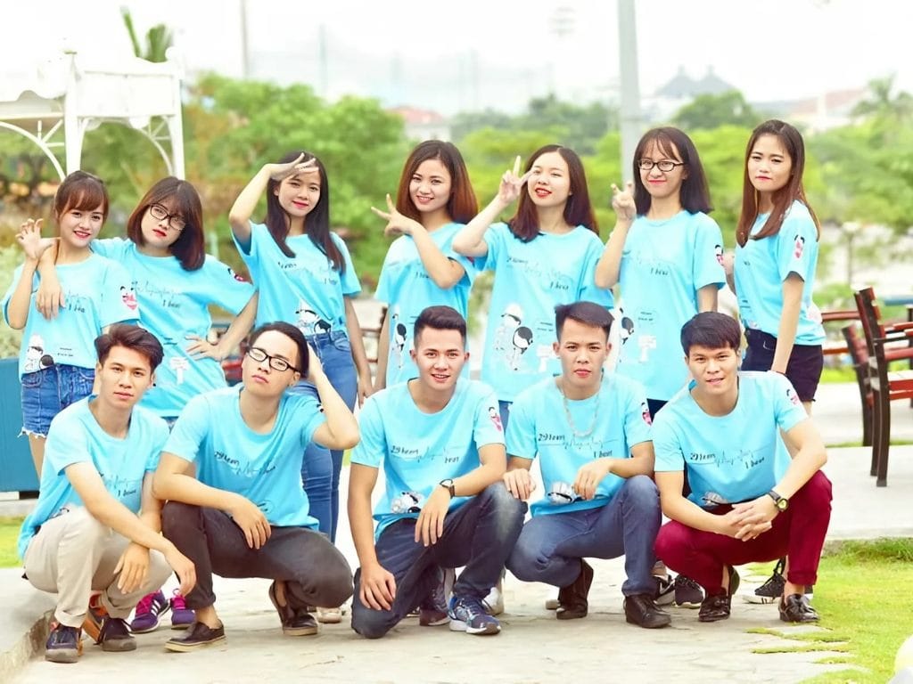 Áo thun cổ tròn là lựa chọn phổ biến nhất, phù hợp với nhiều hoạt động khác nhau