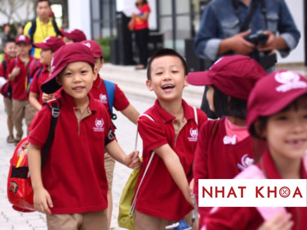 Đồng phục học sinh màu đỏ