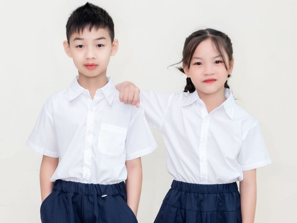 Đồng phục học sinh cấp 1 với kiểu dáng đơn giản