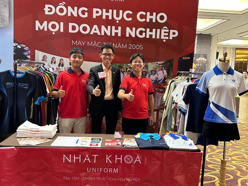 Nhất Khoa sỡ hữu đội ngũ có kỹ thuật in áo đồng phục lớp hơn 15 năm kinh nghiệm