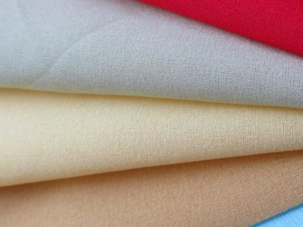 Vải kate phổ biến với ưu điểm mềm mại, ít nhăn và thấm hút mồ hôi tốt