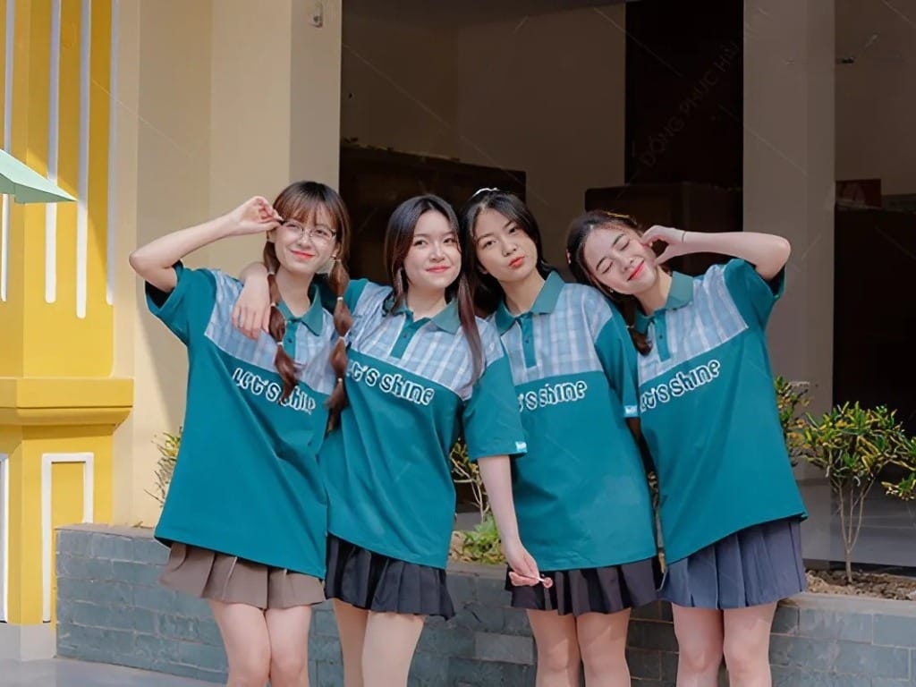 Đồng phục họp lớp màu xanh retro vừa hoài cổ, vừa thời trang