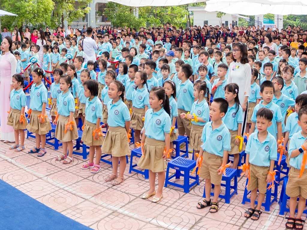 Bạn nên chọn áo đồng phục lớp tiểu học có màu sắc tươi sáng
