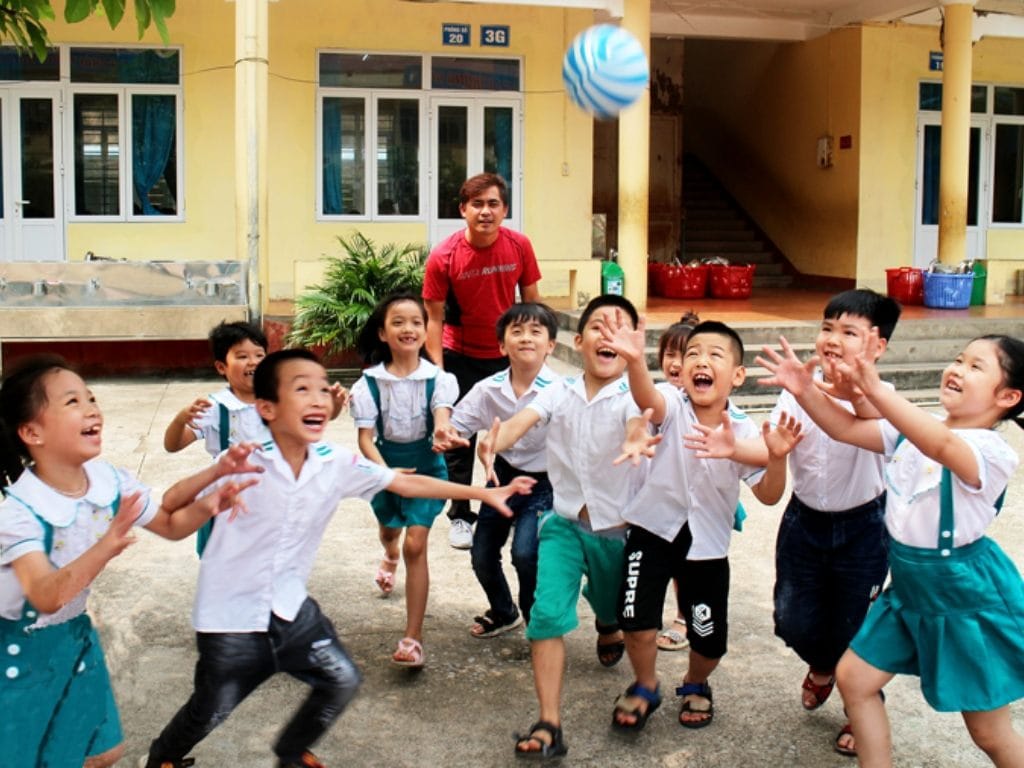 Bạn nên chọn size lớn hơn một chút để bé thoải mái vận động