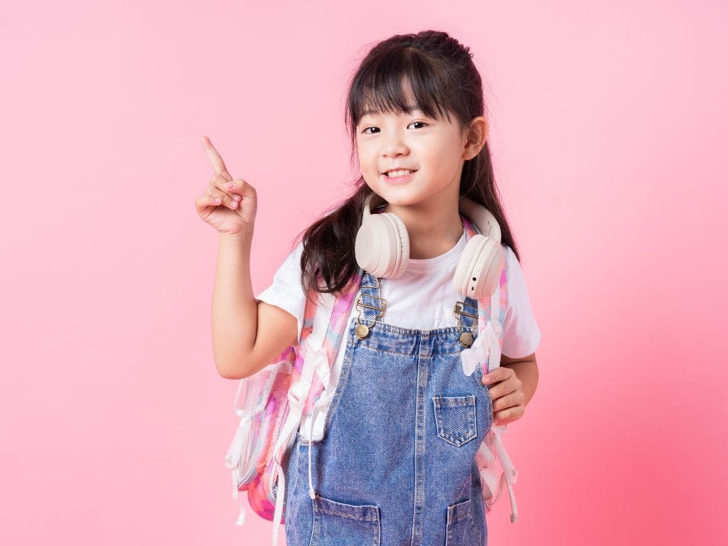 Áo thun đồng phục kết hợp với yếm năng động