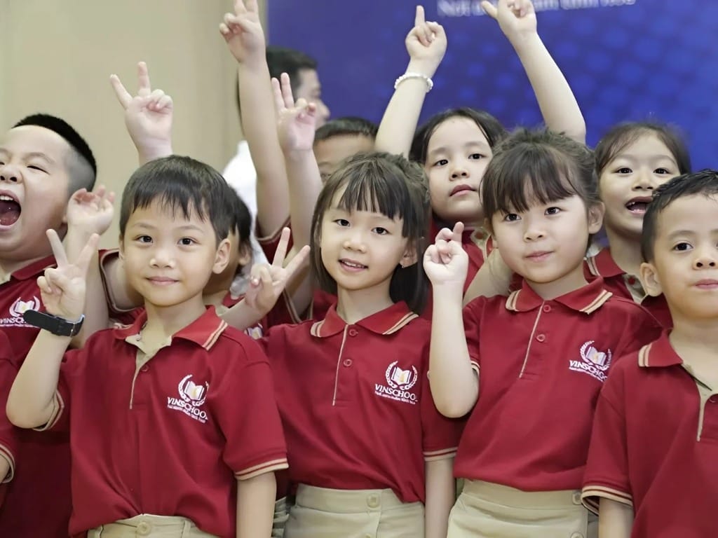 n logo trường lên áo giúp thể hiện niềm tự hào của các bé đối với ngôi trường của mình