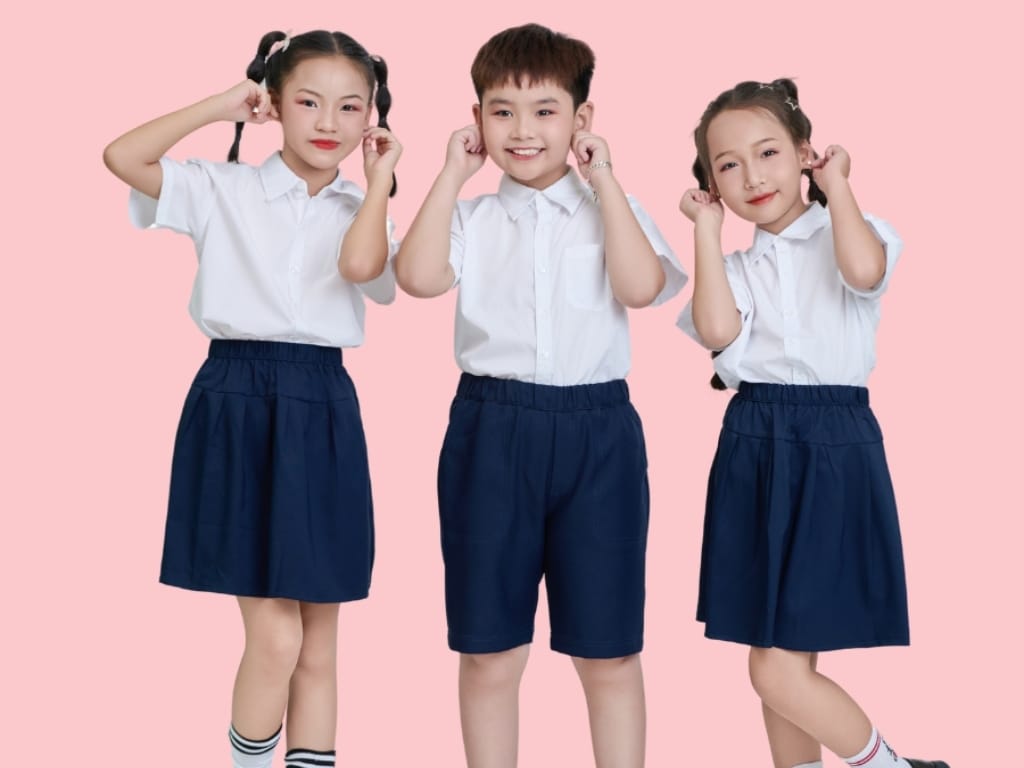 Áo sơ mi trắng giúp bé có vẻ ngoài chỉn chu và lịch sự hơn