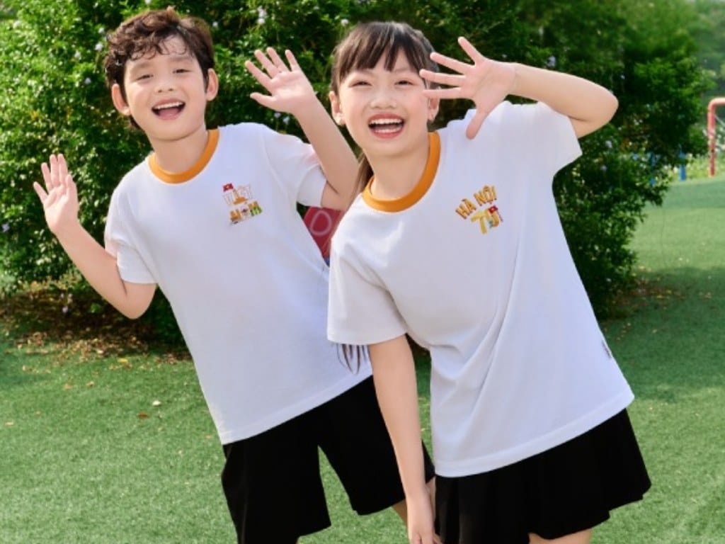 Áo thun trắng kết hợp với short hay chân váy là mẫu đồng phục lớp cơ bản