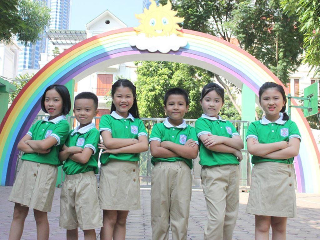 Màu sắc áo đồng phục cần hài hòa và phù hợp với logo của trường