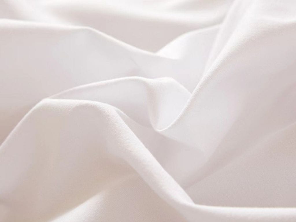 Chất liệu là yếu tố quyết định sự thoải mái và độ bền của áo đồng phục học sinh