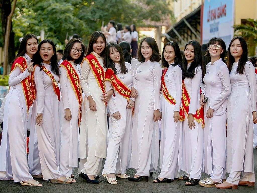 Áo dài thường được các nữ sinh mặc vào các dịp lễ, chào cờ đầu tuần