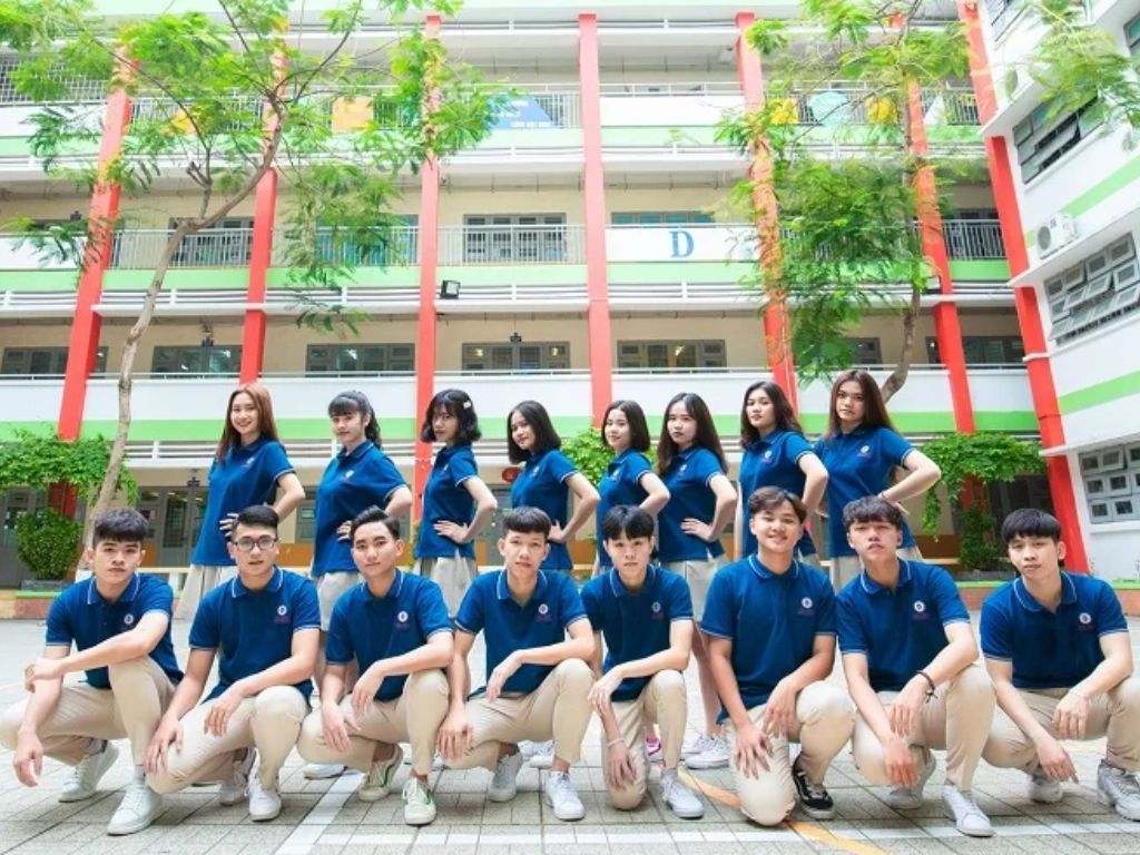 Áo đồng phục học sinh thể hiện bản sắc của trường học