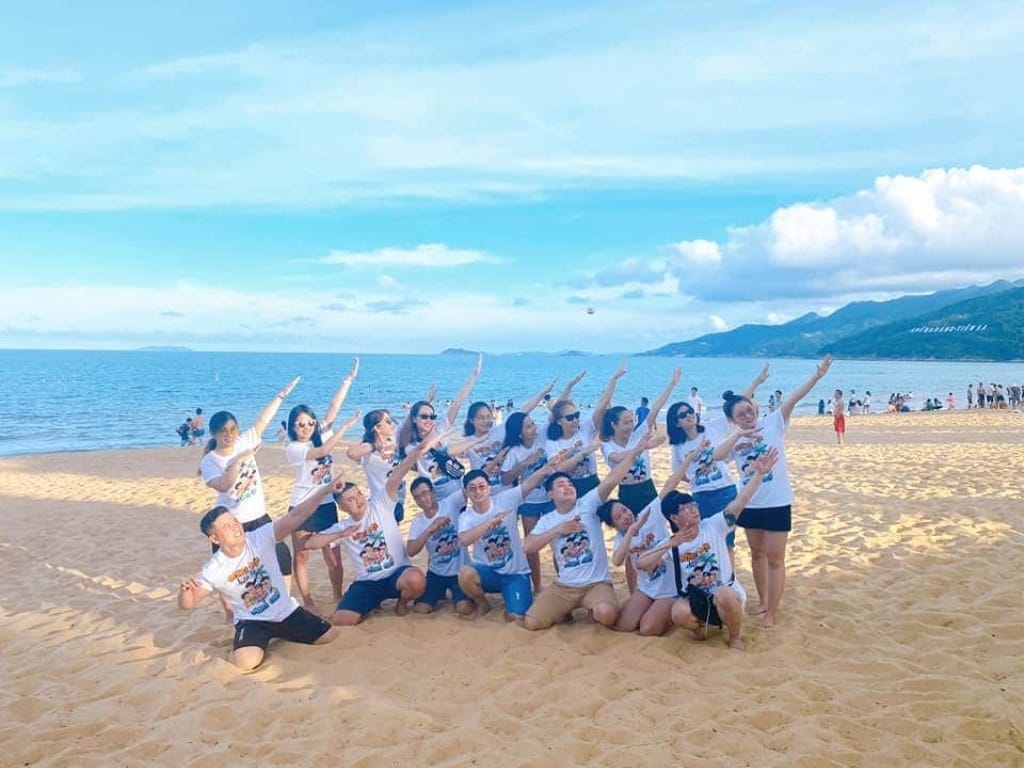 Mẫu áo nhóm diện khi đi biển giúp chuyến đi của bạn thêm phần thú vị và ý nghĩa