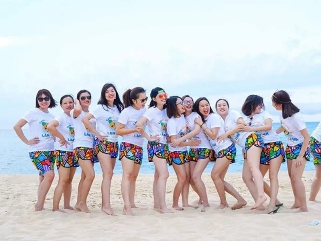 Đồng phục đi biển cần đảm bảo sự thoải mái, thoáng mát