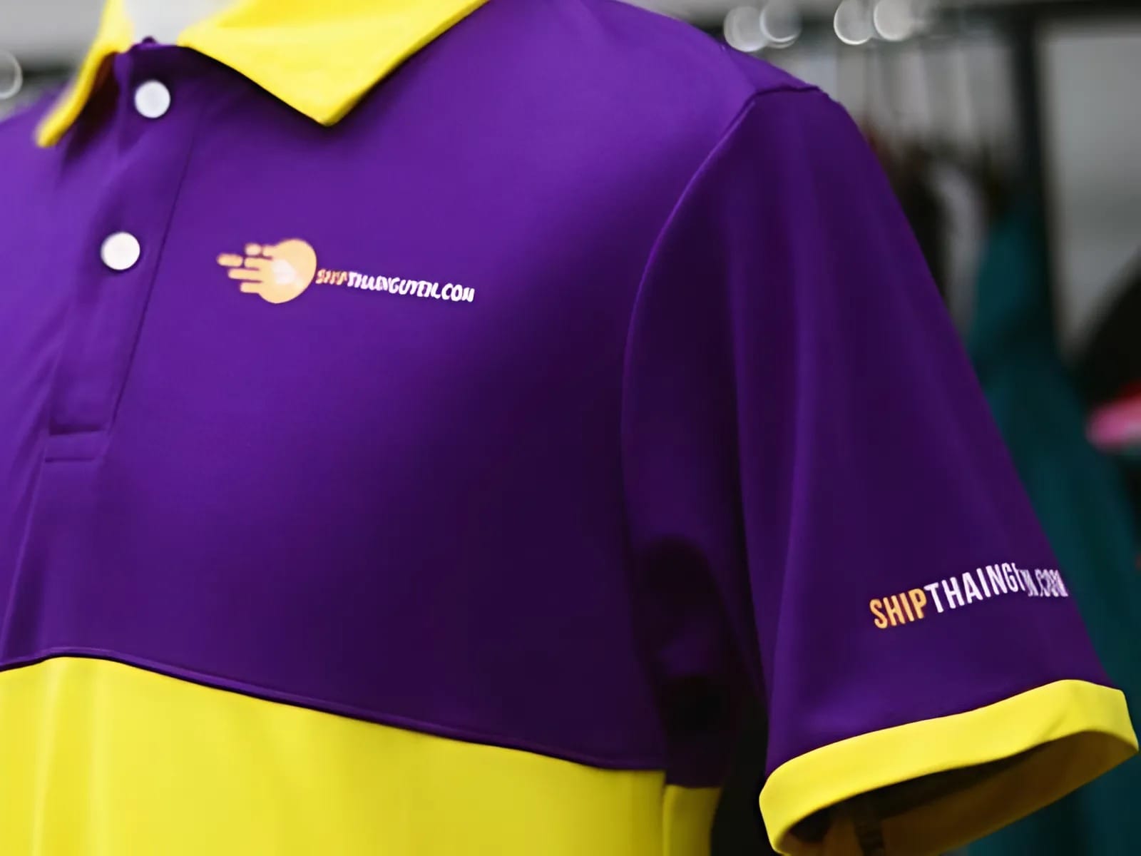 Logo trên tay áo polo đồng phục