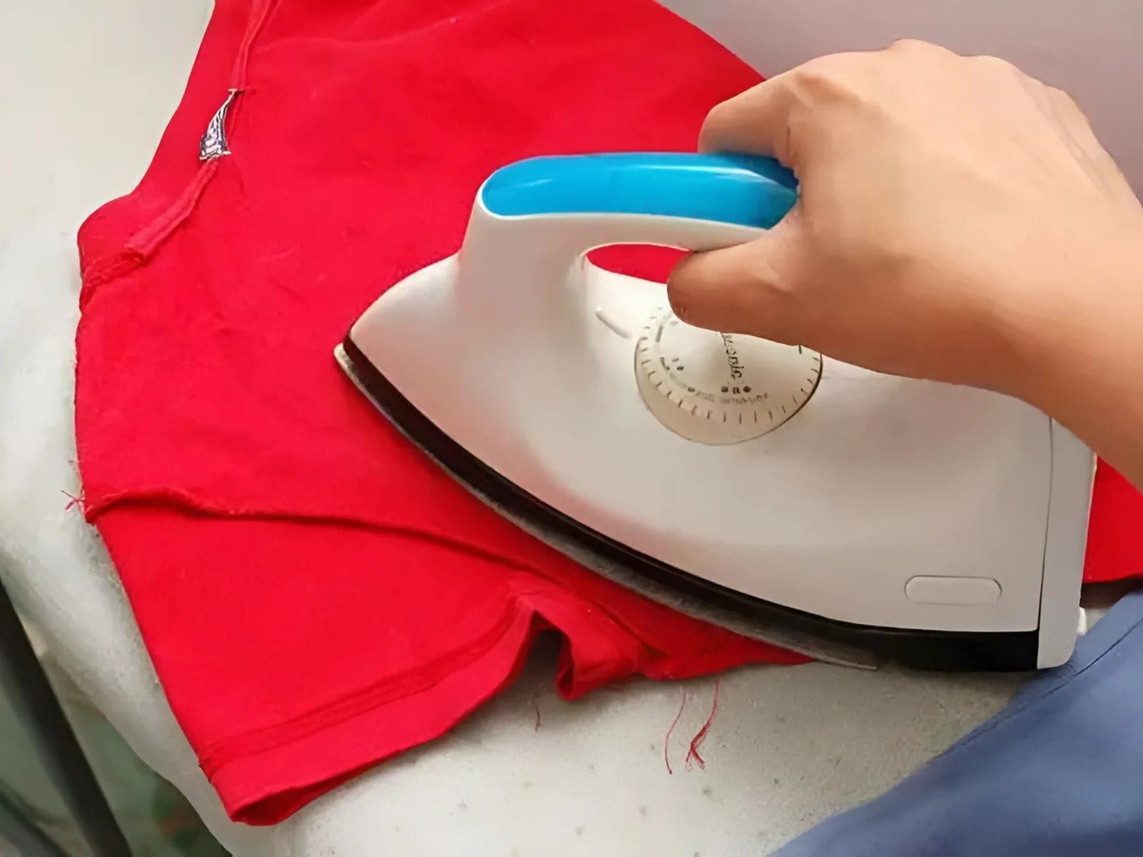 Ủi nhiệt độ thích hợp để logo đồng phục bền theo thời gian