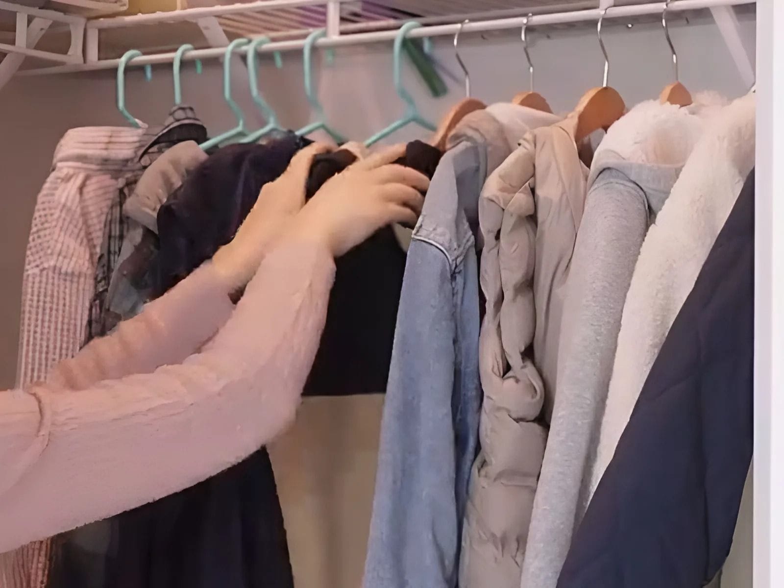 Bảo quản hợp lý để giữ form áo và logo đồng phục đẹp