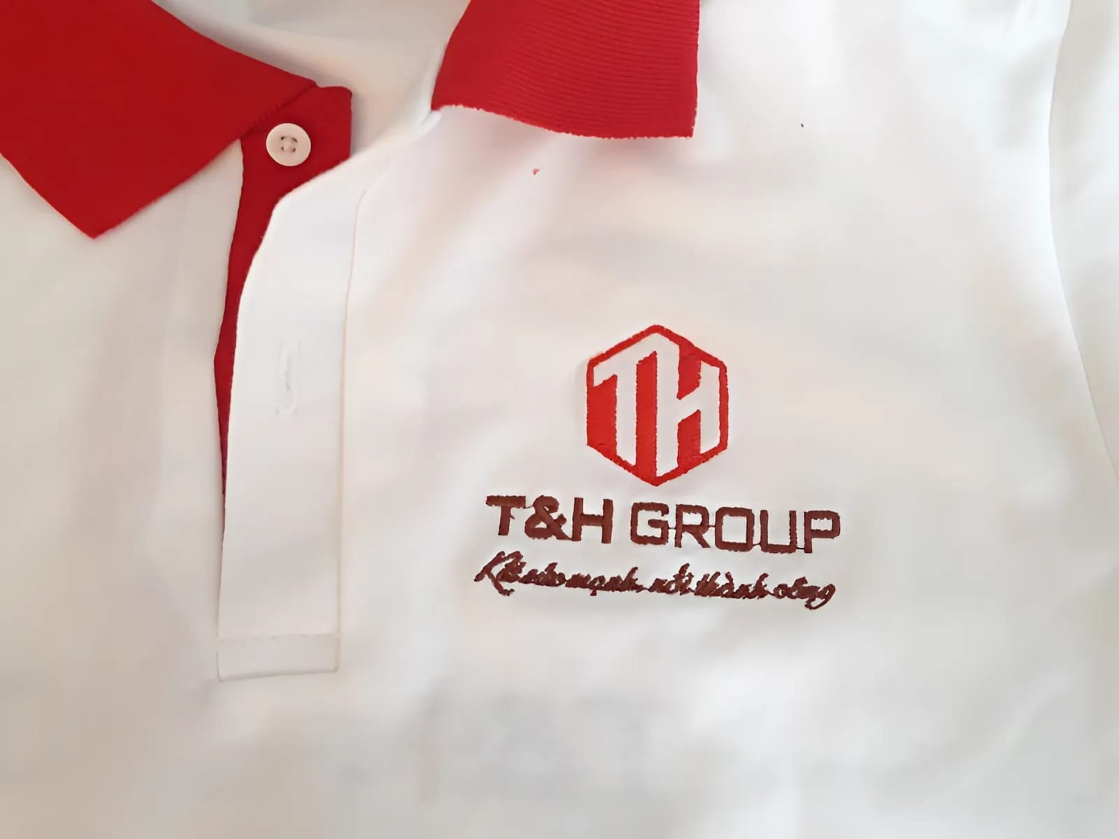 Tốt nhất bạn nên lựa chọn đơn vị uy tín để làm logo đồng phục