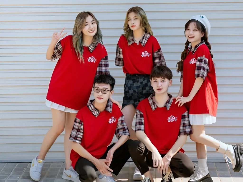 Phối đồ cho đồng phục lớp với những item đơn giản để dễ vận động