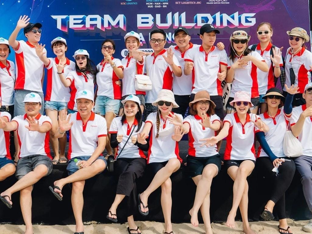 Áo phông nhóm là mẫu đồng phục du lịch phù hợp với mọi lứa tuổi