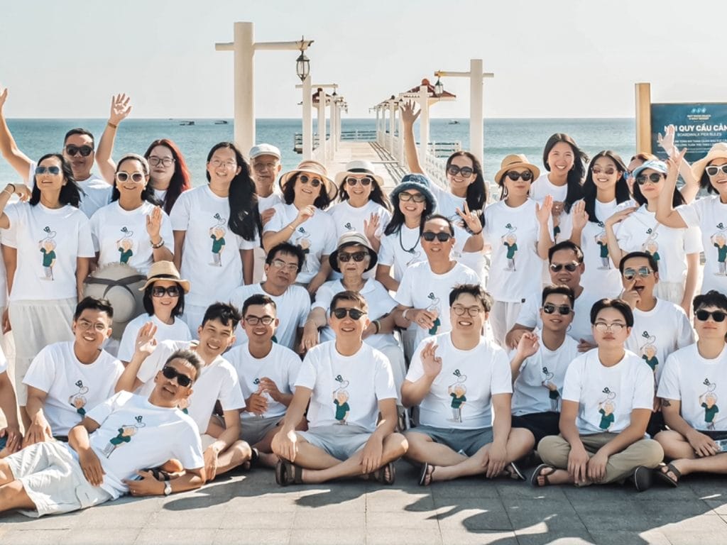 Áo đồng phục đi biển thể hiện tinh thần đồng đội và tình bạn khăng khít