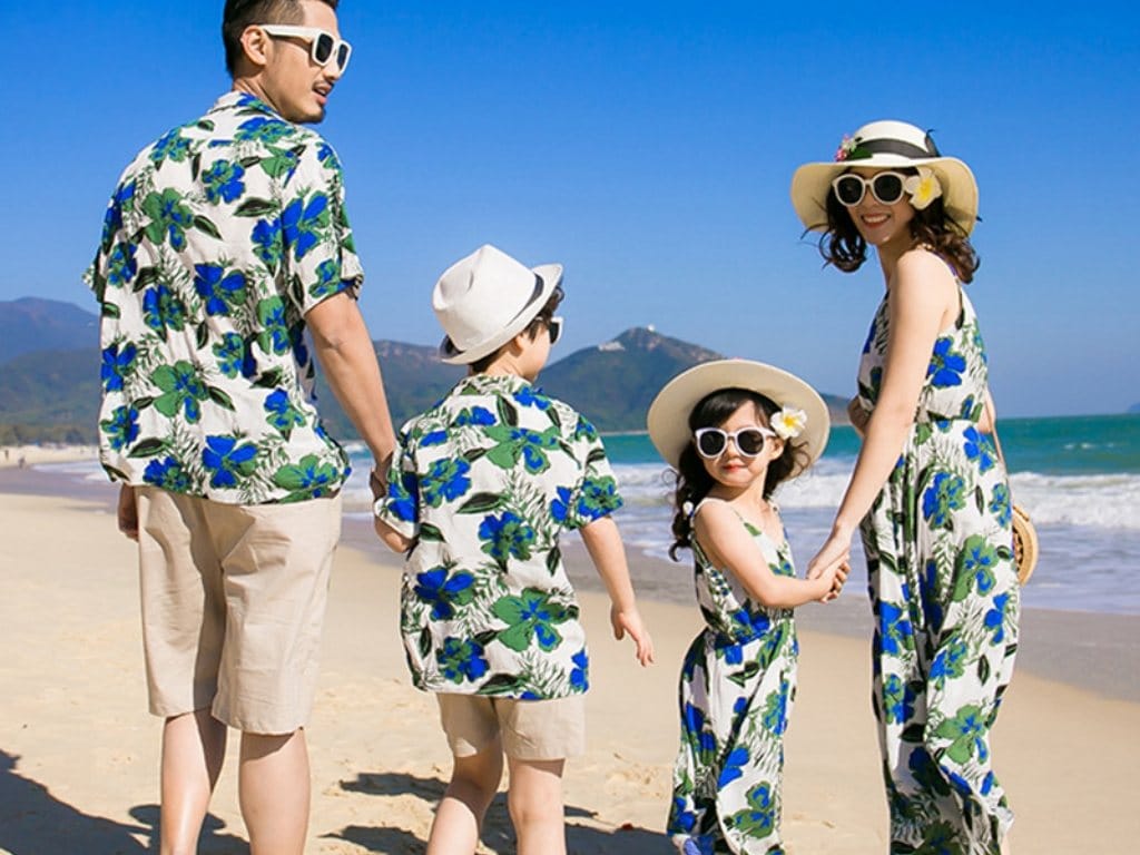 Đồng phục đi biển có họa tiết tropical (nhiệt đới) luôn là lựa chọn hoàn hảo cho những chuyến đi biển