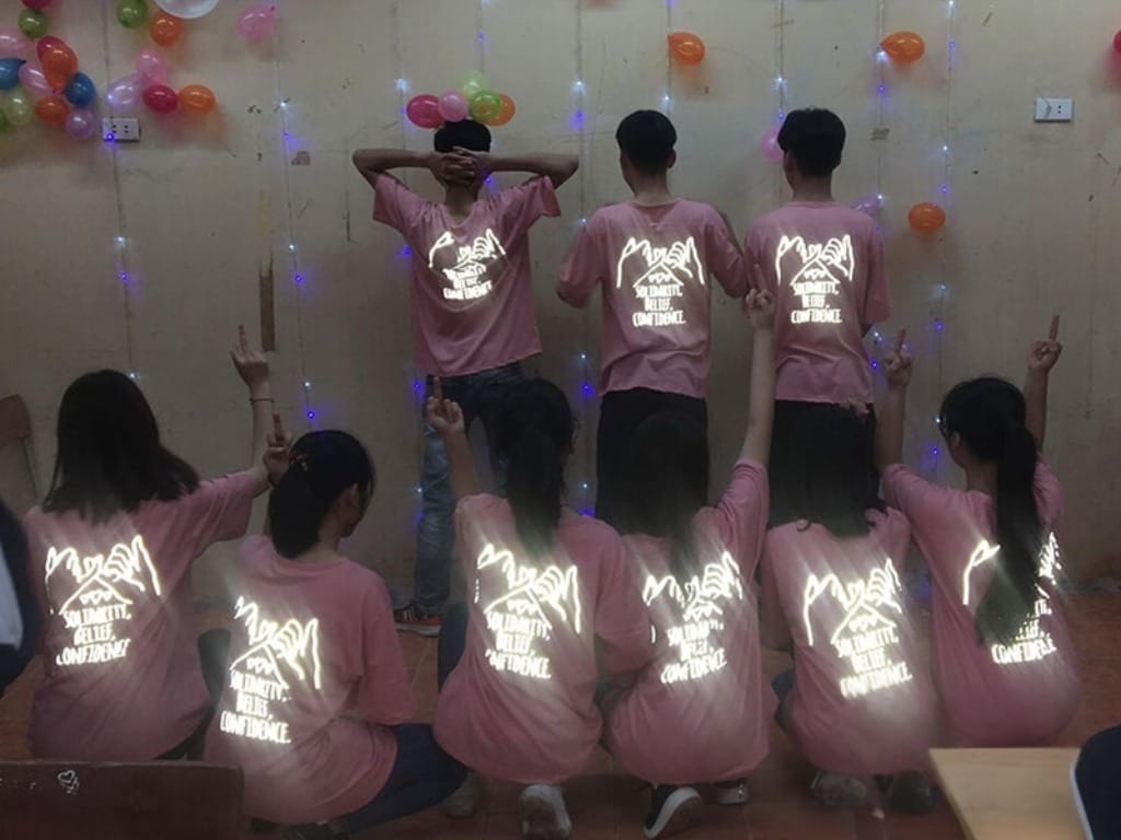 Mẫu áo nhóm phản quang là mẫu áo độc đáo và cá tính