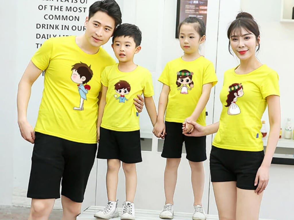 Áo phông in hình chibi là mẫu áo đồng phục nhóm đẹp được giới trẻ yêu thích
