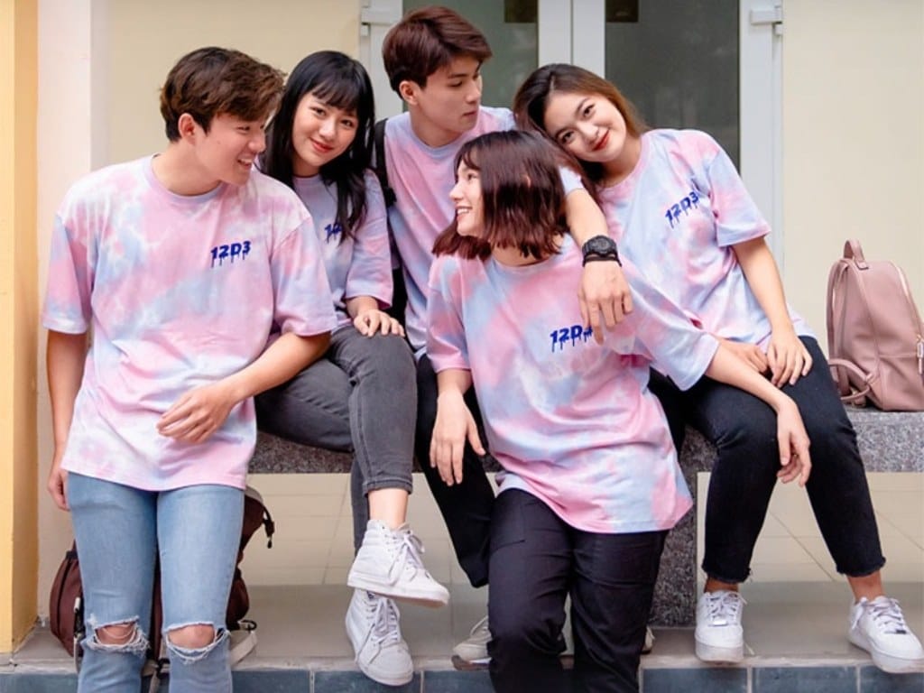 Mẫu áo đồng phục nhóm đẹp này được nhuộm loang màu bằng kỹ thuật tie-dye
