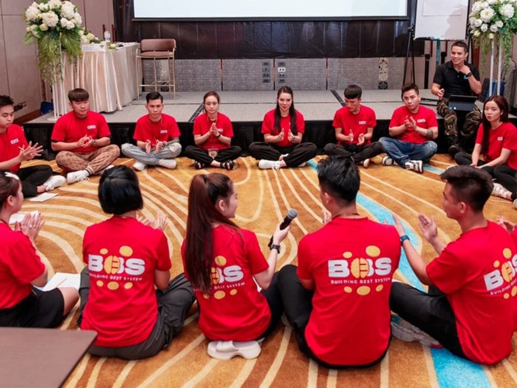 Thiết kế tổng thể của áo cần phải hài hòa, cân đối, với bố cục rõ ràng, mạch lạc