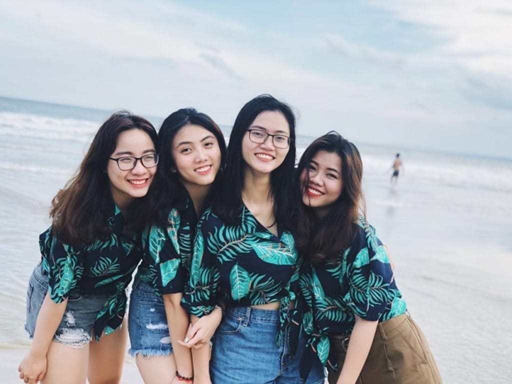 Áo sơ mi họa tiết tropical là những lựa chọn phù hợp cho những chuyến đi biển