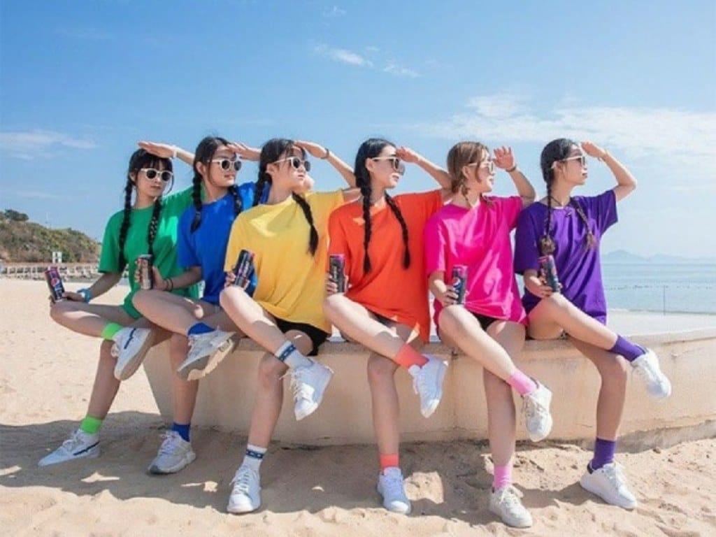 Áo team đi chơi có màu sắc tươi sáng giúp nhóm bạn thu hút mọi ánh nhìn