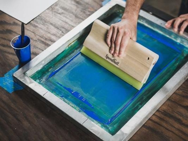 In lụa là kỹ thuật in sử dụng một khung lưới để đưa mực in lên bề mặt vải