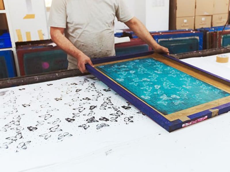 In chính thức trên bề mặt vải