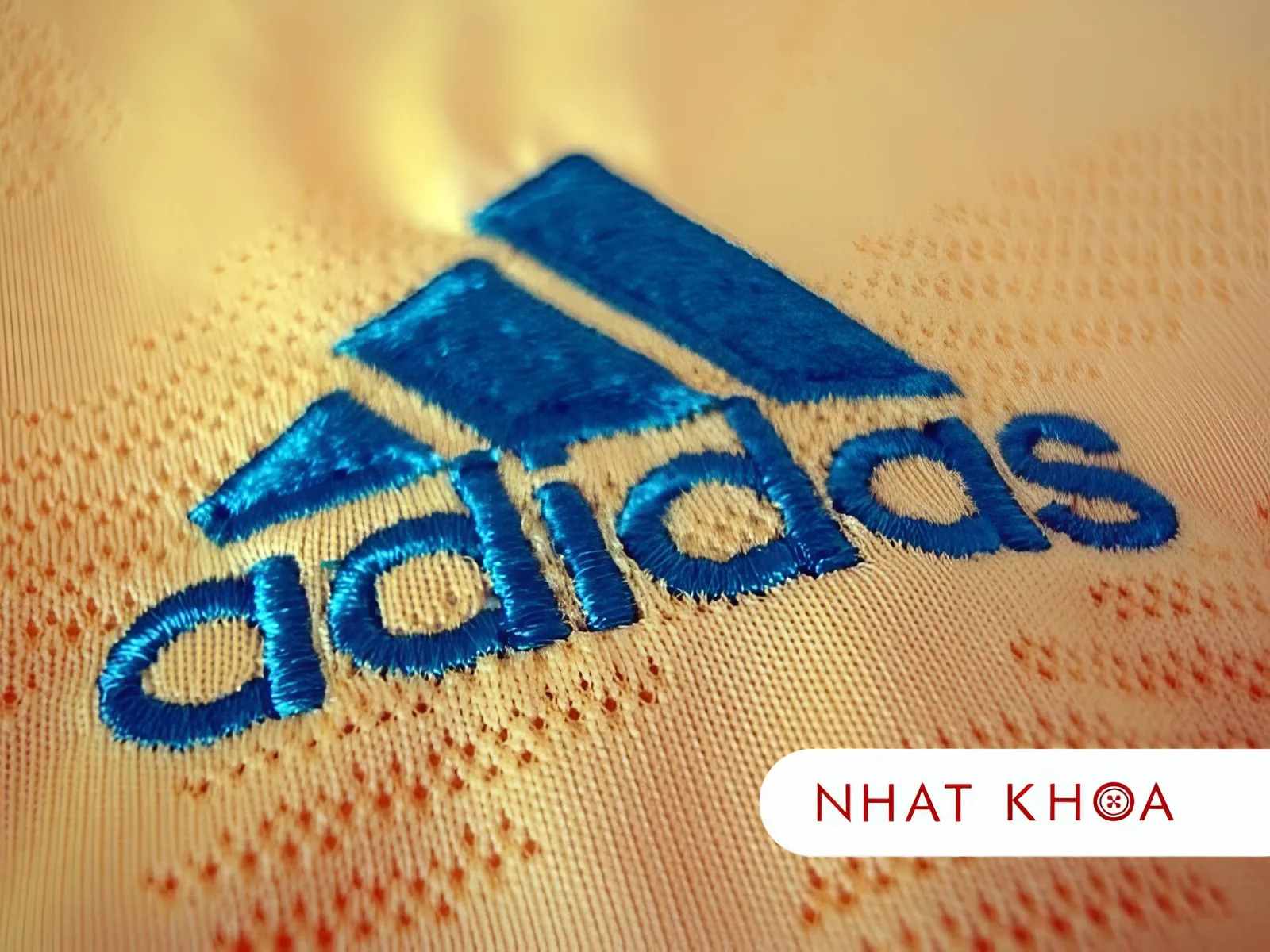 Thêu Logo Lên Áo Đồng Phục: Bí Quyết Tạo Điểm Nhấn Thương Hiệu